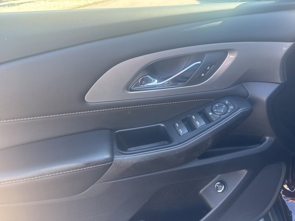 Used 2021 Chevrolet Traverse LT image 16