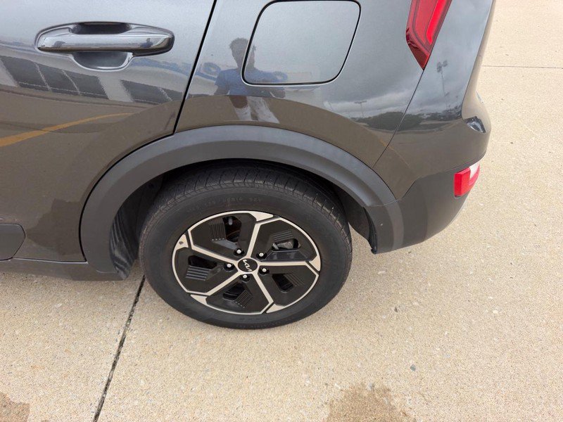 Used 2023 Kia Niro EX FWD image 5