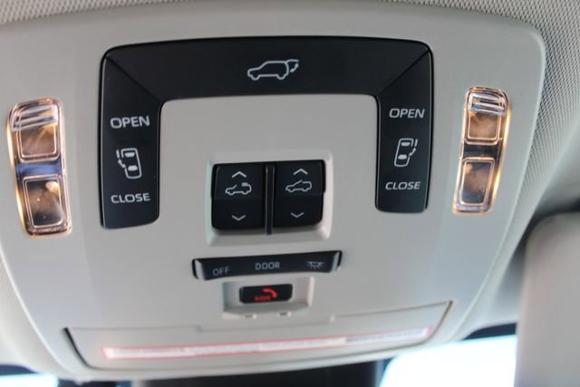 Used 2023 Toyota Sienna XLE w/ XLE Plus Package FWD image 28