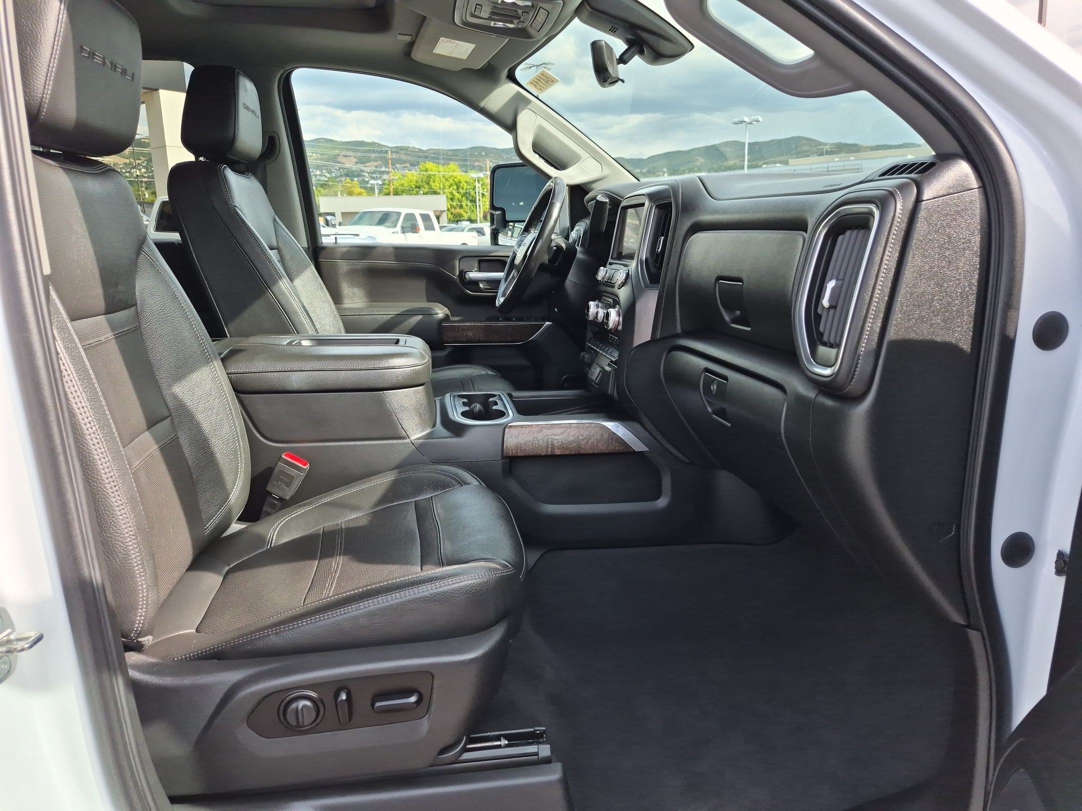 Certified 2020 GMC Sierra 3500 Denali w/ Denali Ultimate Package AWD/4WD image 32