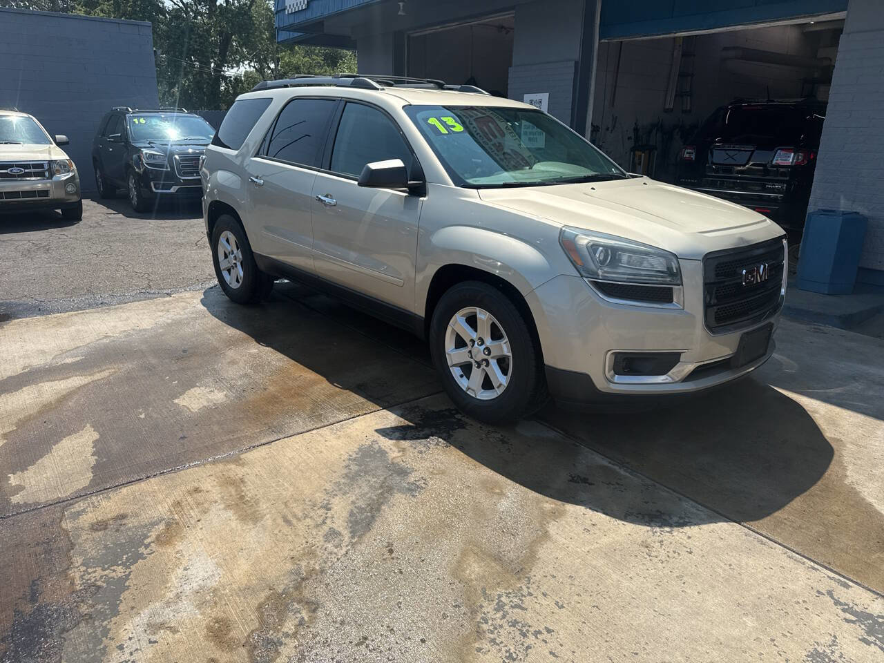 Used 2013 GMC Acadia SLE image 2