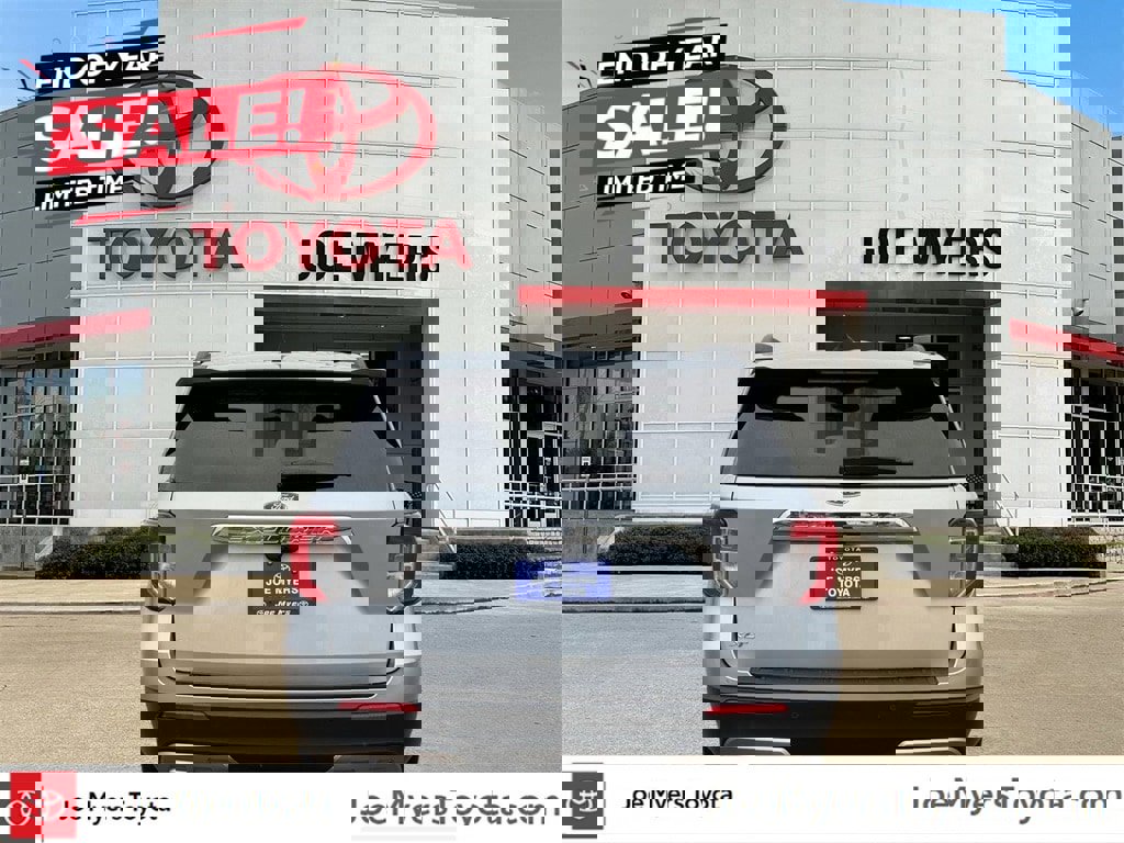 Used 2023 Ford Explorer XLT w/ Equipment Group 202A image 5