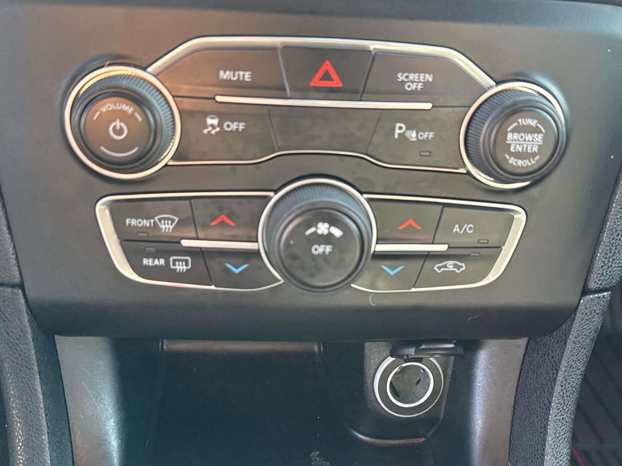 Used 2020 Dodge Charger SXT w/ Leather Interior Group image 17