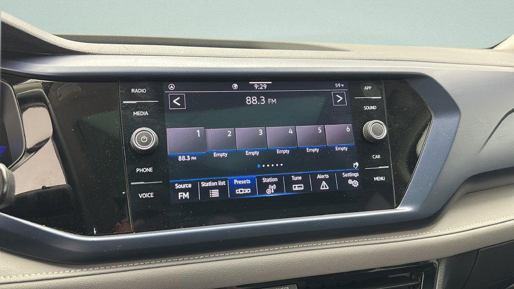 Used 2024 Volkswagen Taos SE w/ Panoramic Sunroof Package FWD image 18