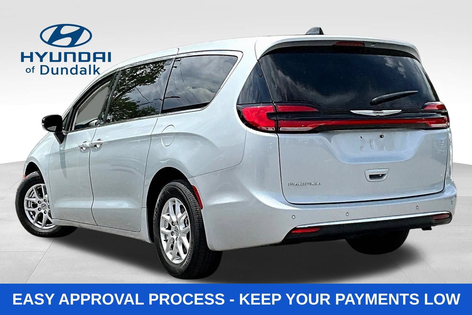 Used 2024 Chrysler Pacifica Touring-L FWD image 5