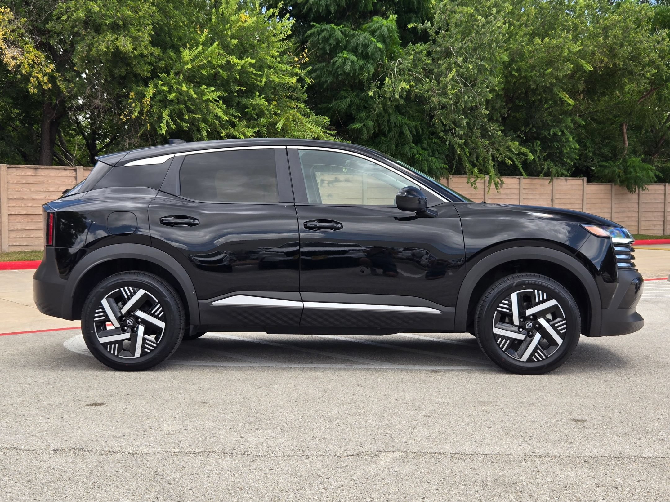 Used 2025 Nissan Kicks SV FWD image 2