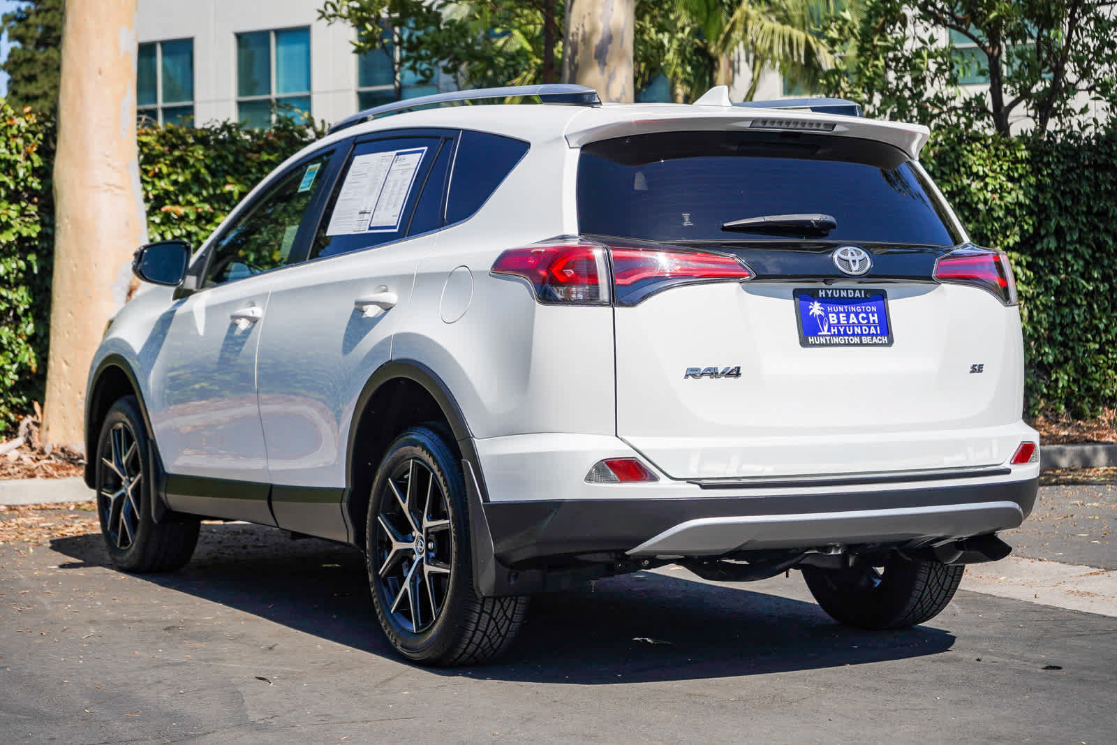 Used 2018 Toyota RAV4 SE w/ Power Extra Value Package FWD image 4