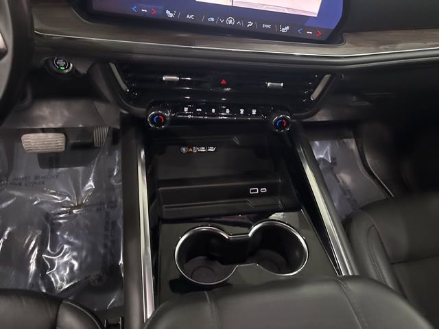 Used 2025 Chevrolet Suburban Z71 image 23