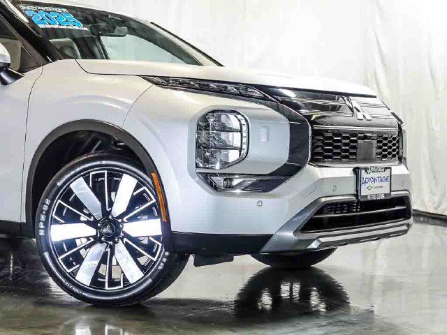 Used 2025 Mitsubishi Outlander SE AWD/4WD image 3