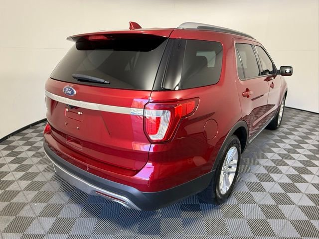 Used 2017 Ford Explorer XLT w/ Equipment Group 202A image 6