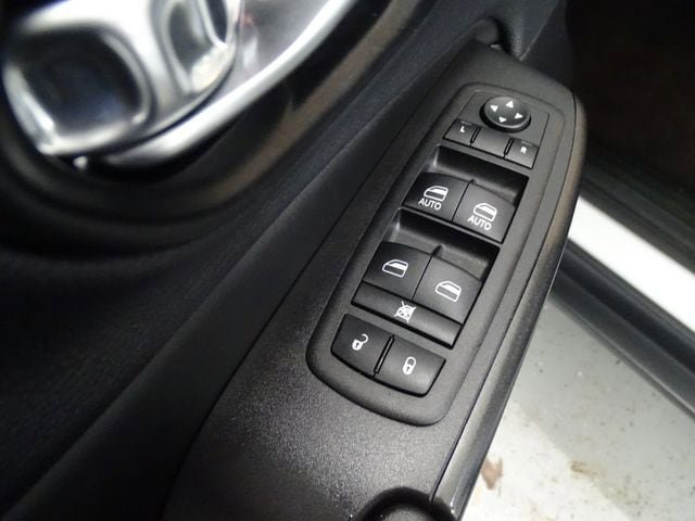 Used 2023 Jeep Cherokee Trailhawk w/ Premium Leather Package AWD/4WD image 10