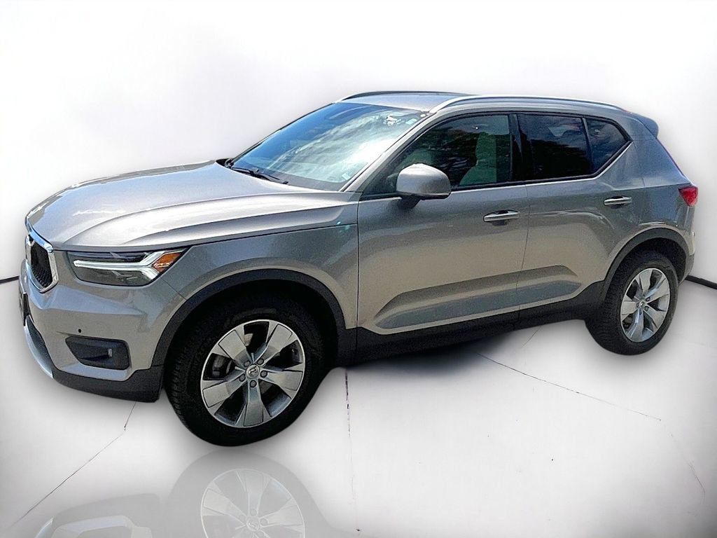 Used 2022 Volvo XC40 T4 Momentum FWD image 2