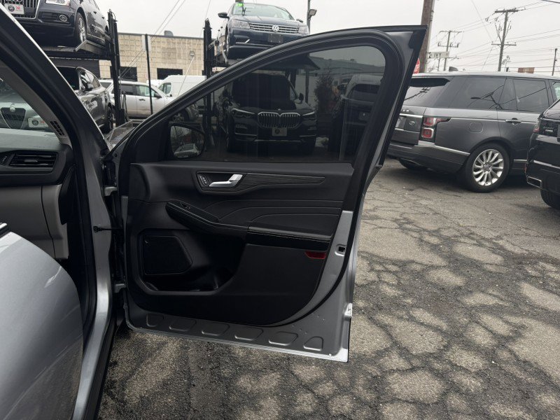 Used 2023 Ford Escape Platinum image 12