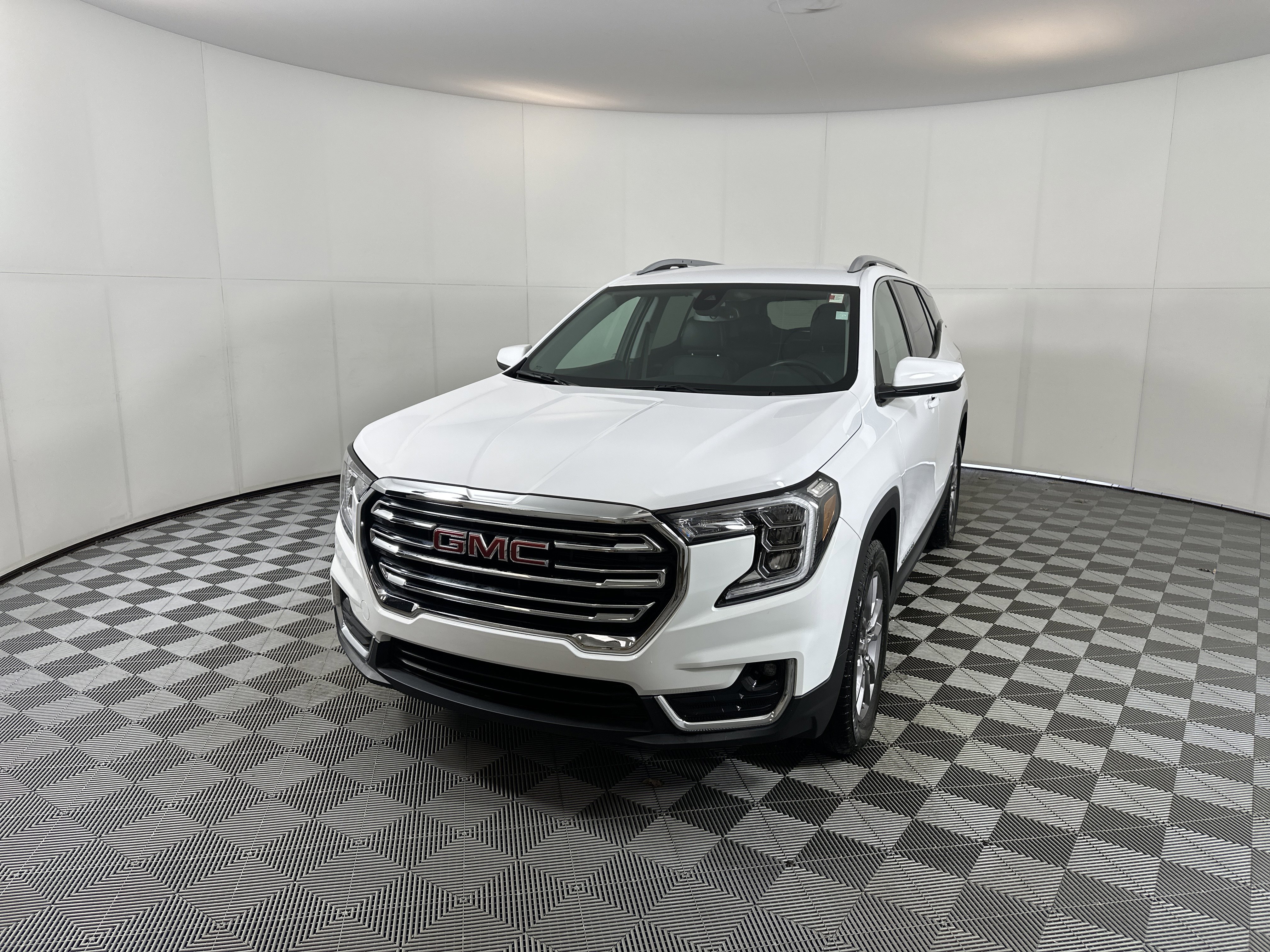 Certified 2024 GMC Terrain SLT image 2