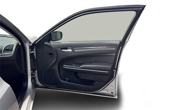 Used 2019 Chrysler 300 Touring w/ Sport Appearance Package image 9