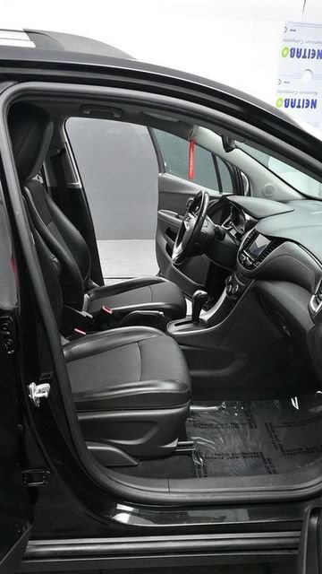 Used 2020 Chevrolet Trax LT w/ LT Convenience Package FWD image 17