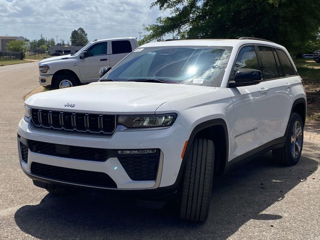 New 2026 Jeep Grand Cherokee Limited w/ Luxury Tech Group II RWD image 3