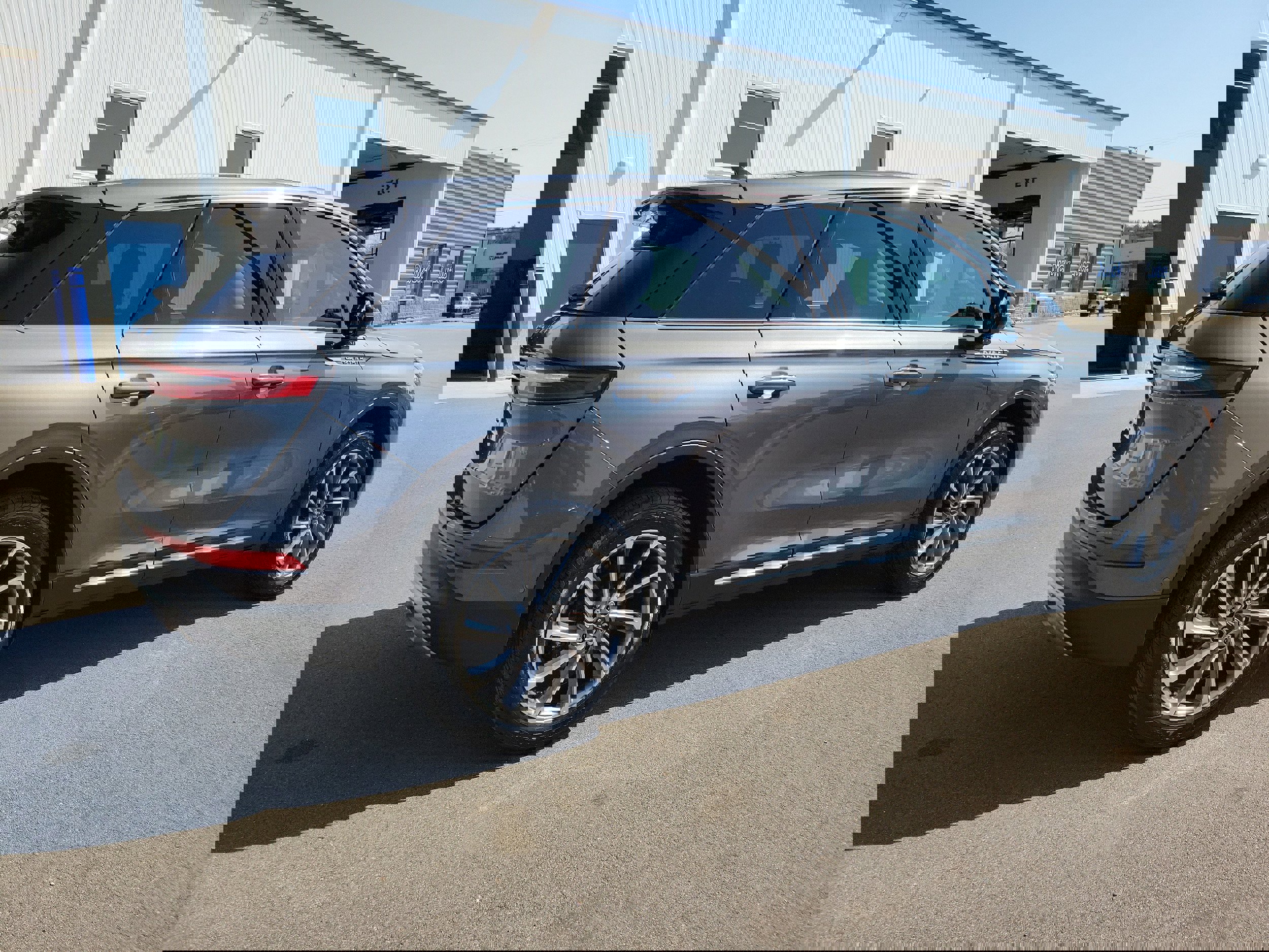 Used 2023 Lincoln Corsair AWD w/ Equipment Group 102A image 4