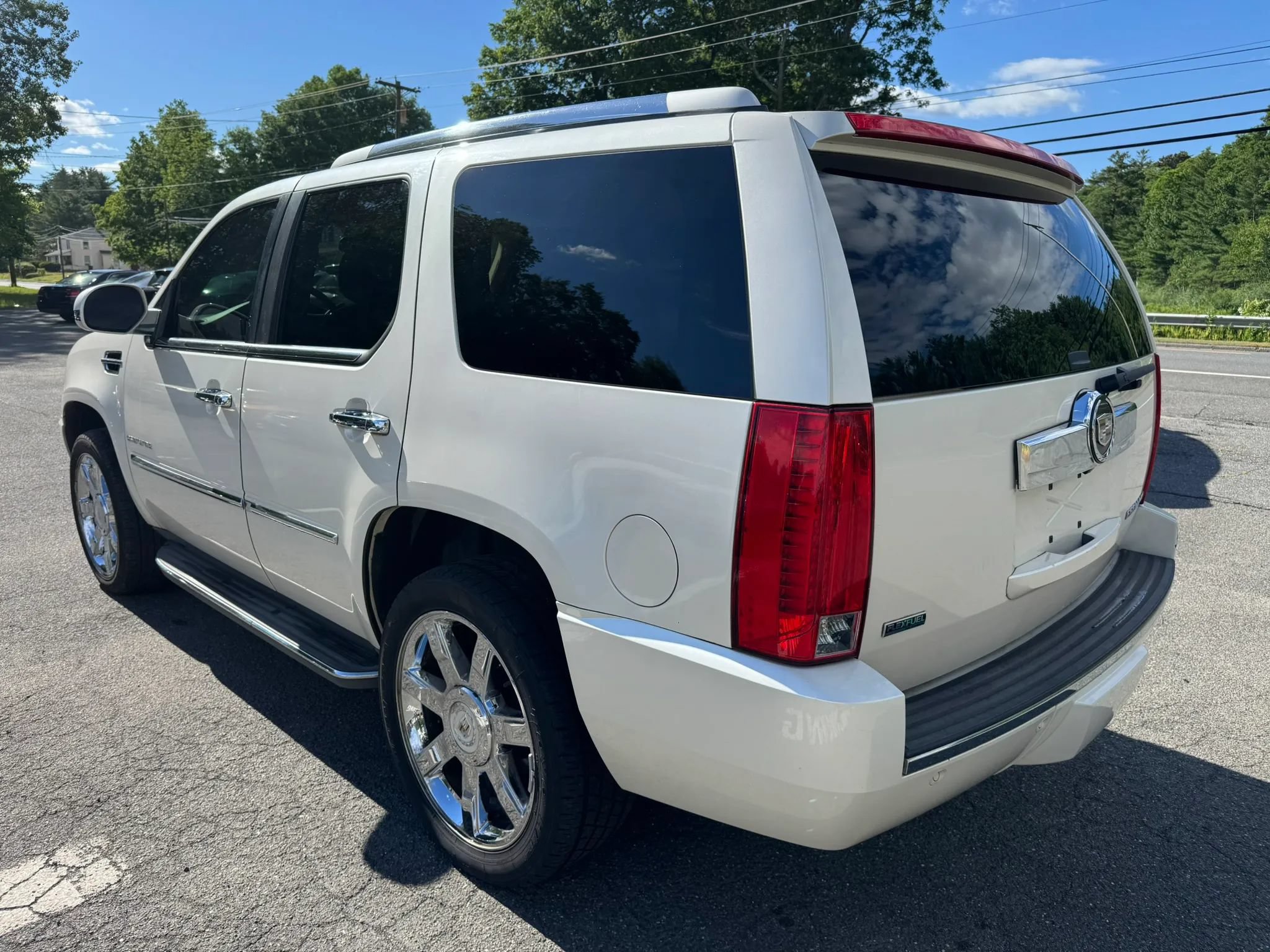 Used 2011 Cadillac Escalade Luxury AWD/4WD image 5