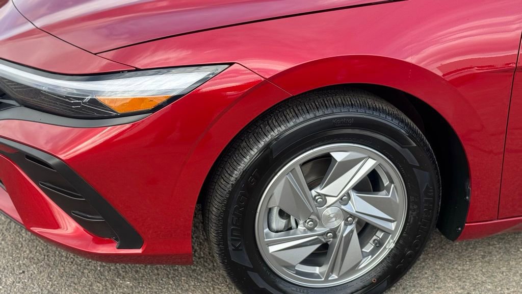 Used 2025 Hyundai Elantra SE image 18