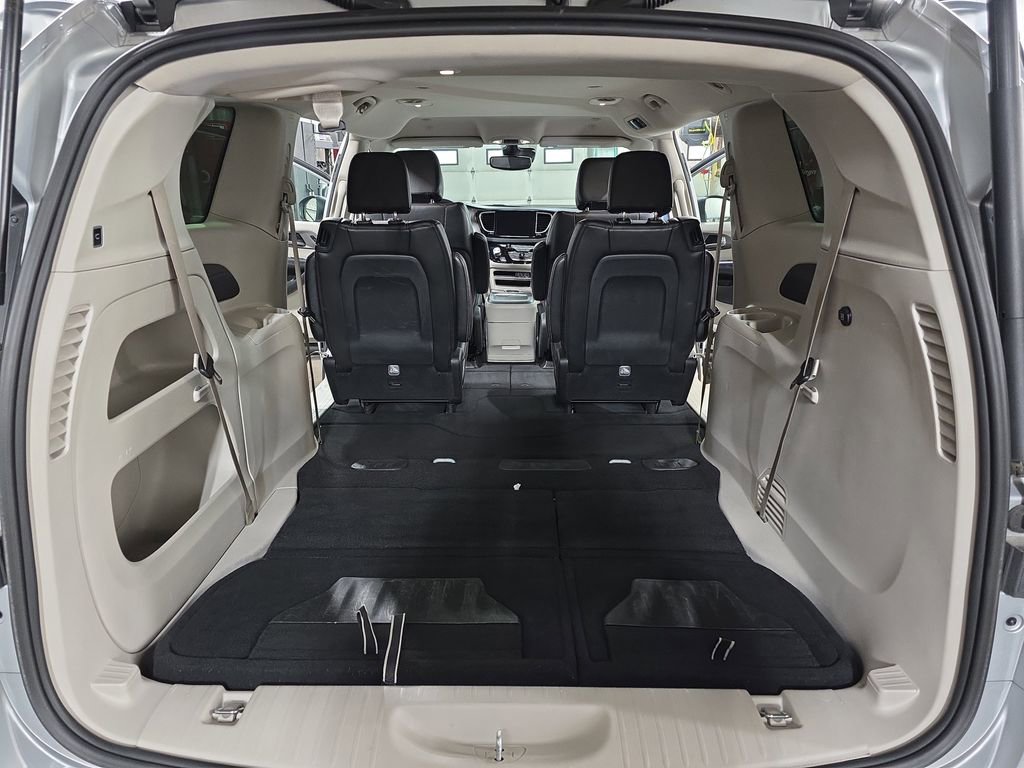 Used 2023 Chrysler Pacifica Touring-L image 14