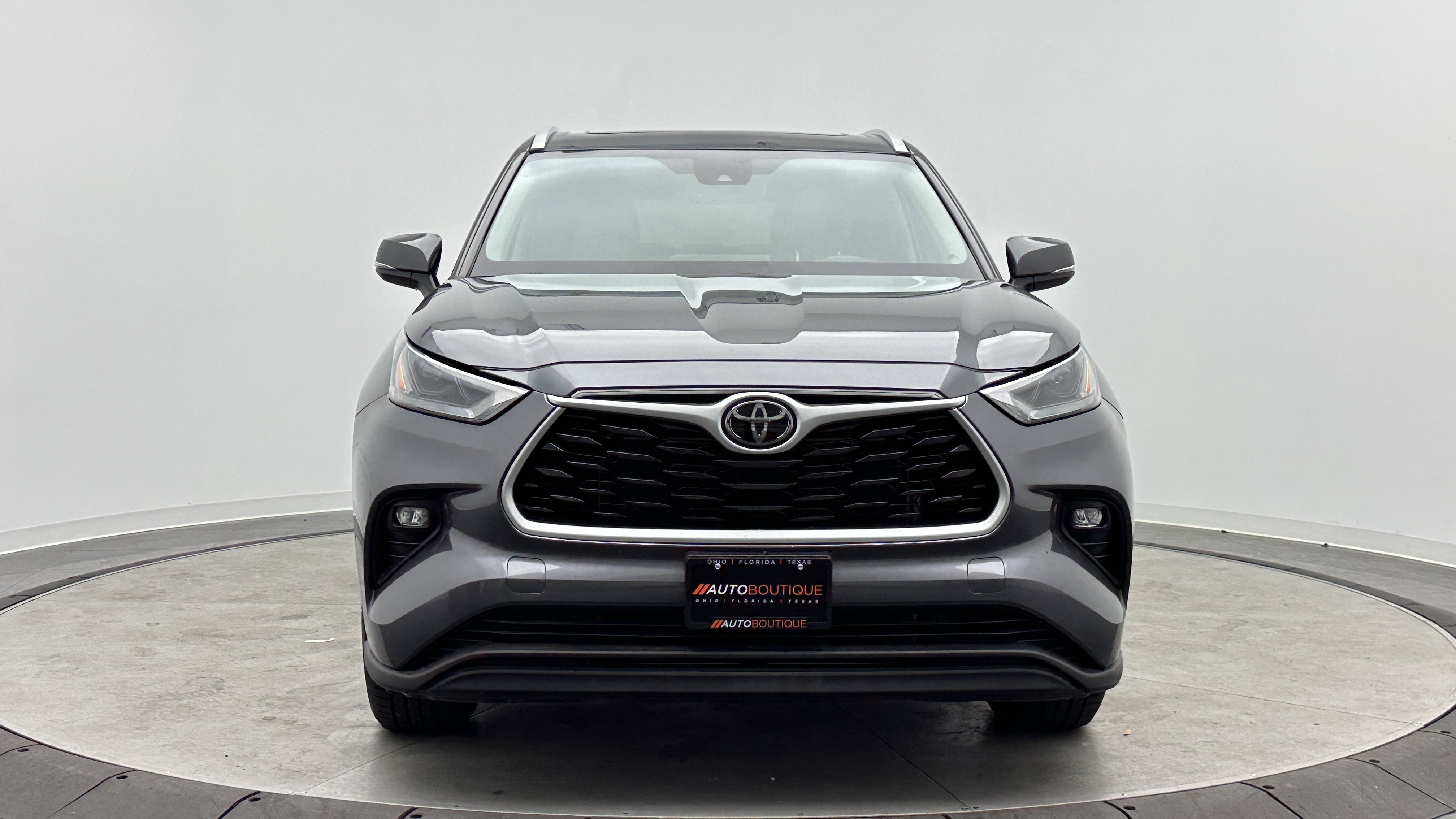Used 2022 Toyota Highlander XLE AWD/4WD image 2