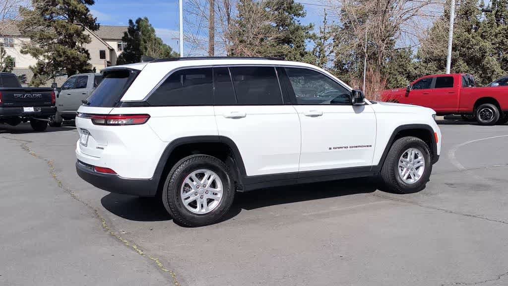 Used 2023 Jeep Grand Cherokee Laredo image 9