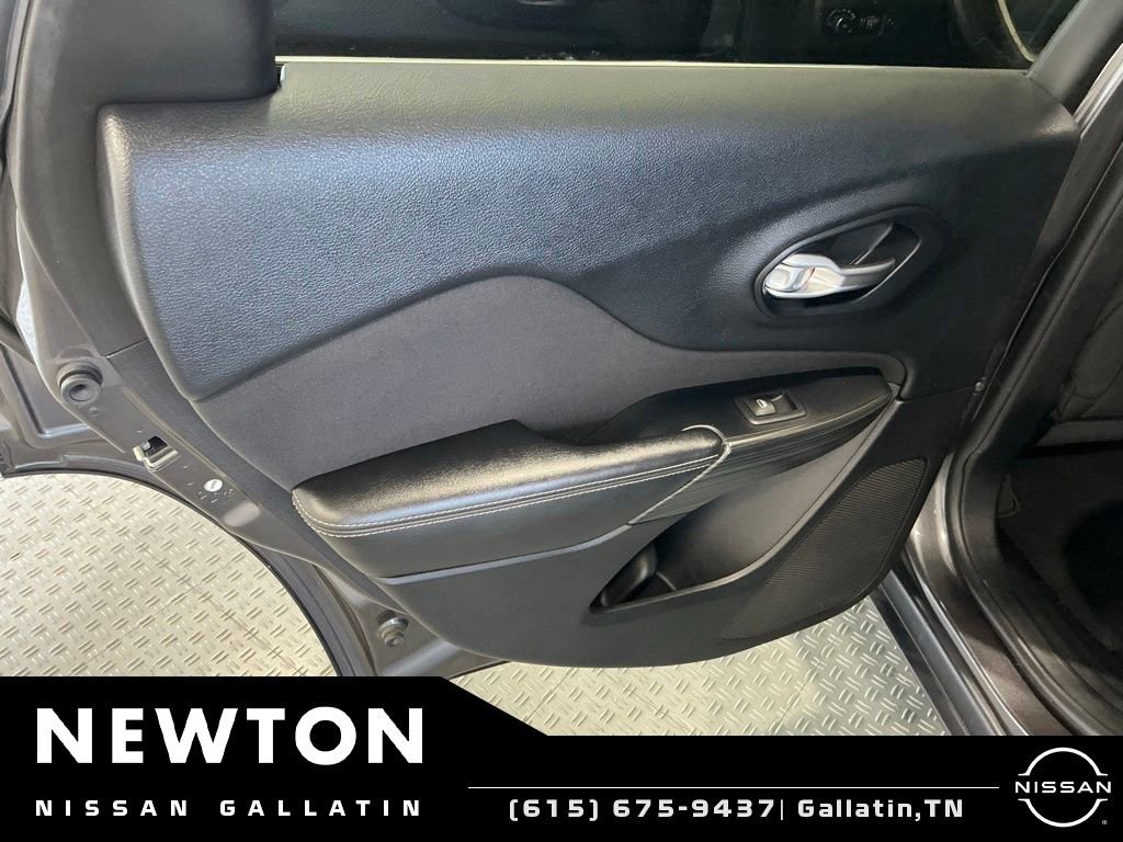 Used 2016 Jeep Cherokee Latitude w/ Comfort/Convenience Group FWD image 30
