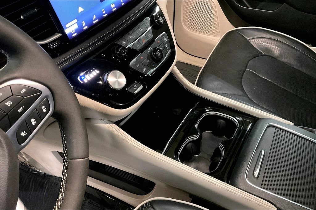 Used 2023 Chrysler Pacifica Limited image 16