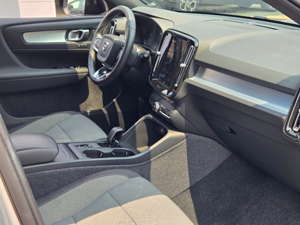 Used 2024 Volvo XC40 B5 Core image 8