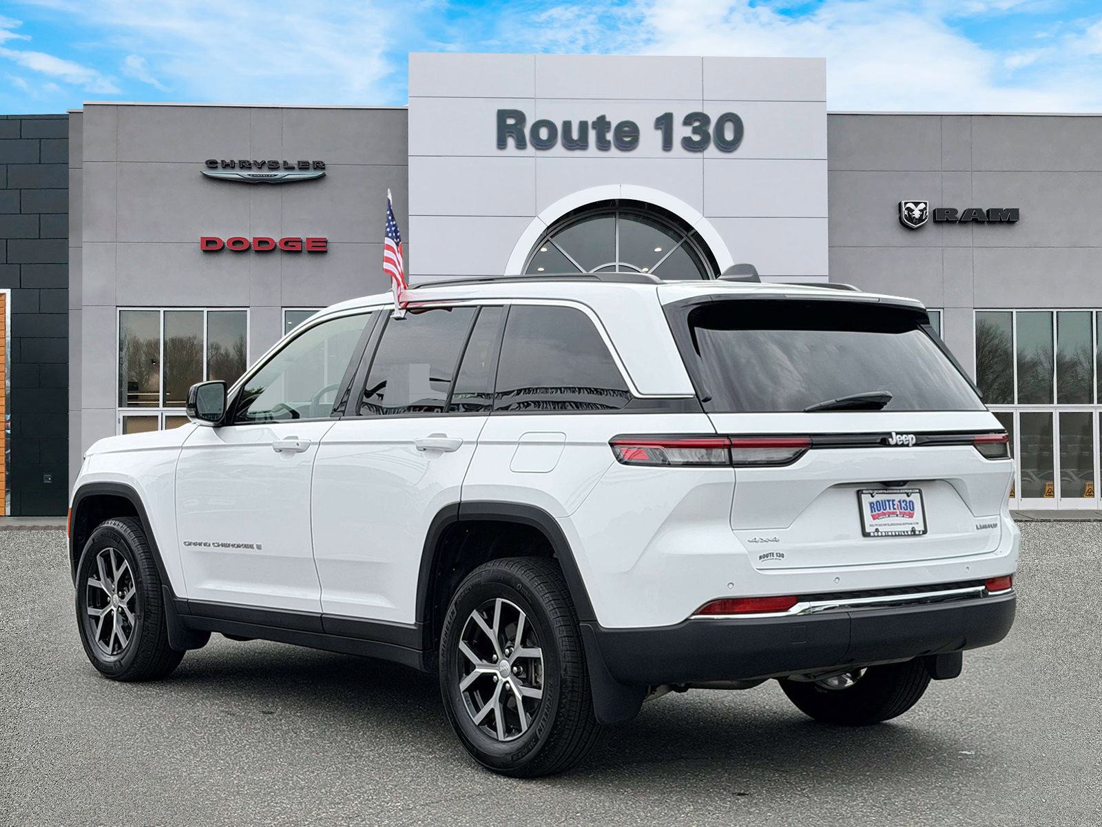 Used 2025 Jeep Grand Cherokee Limited w/ MOPAR Finishing Package AWD/4WD image 5