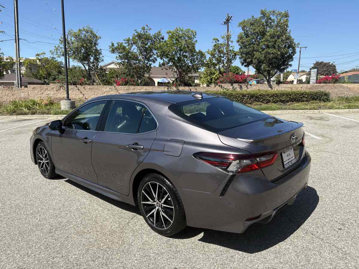 Used 2024 Toyota Camry SE image 10