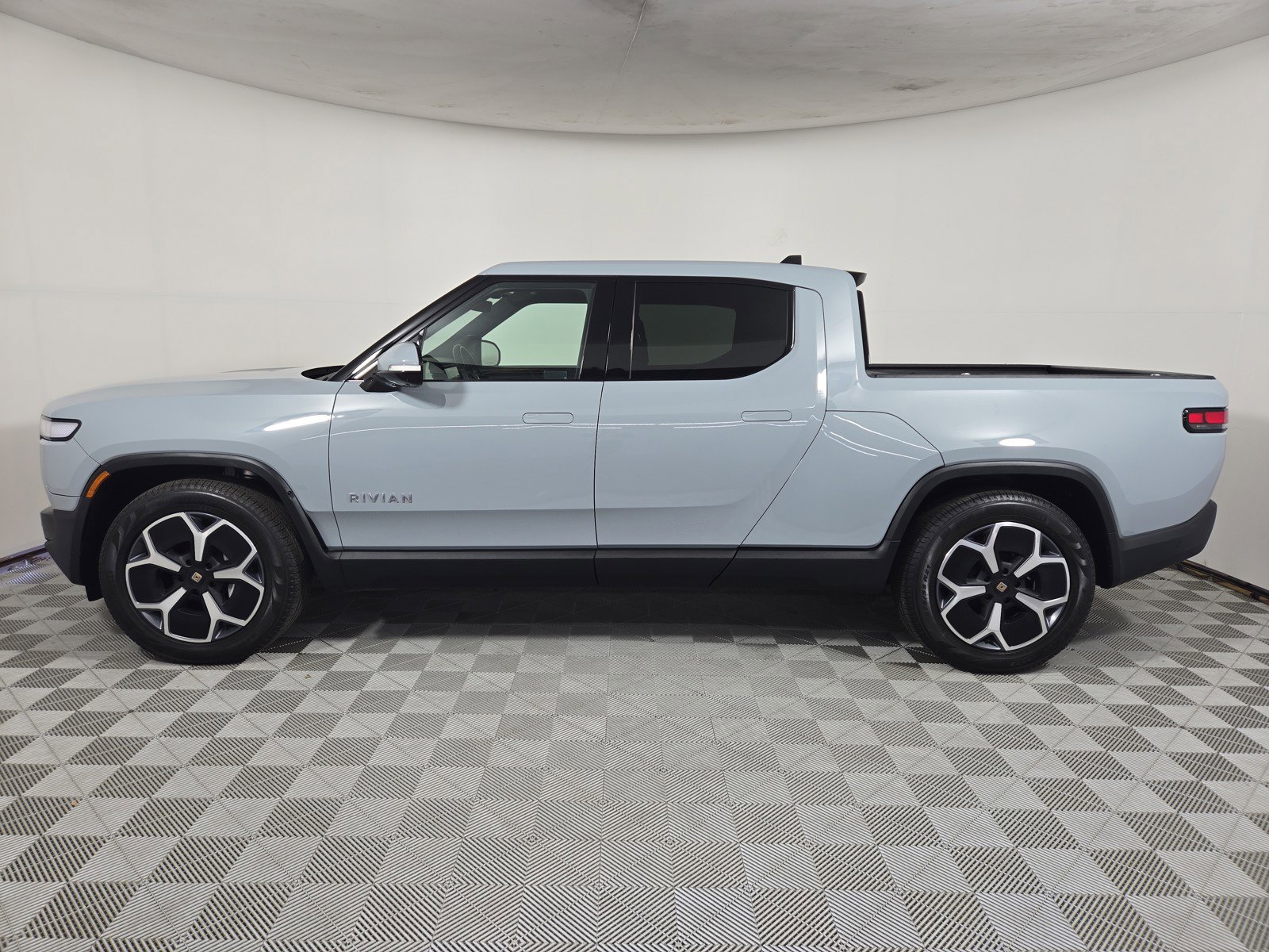 Used 2024 Rivian R1T Adventure AWD/4WD image 2