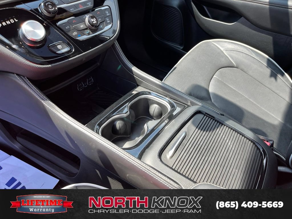 Used 2025 Chrysler Pacifica Limited FWD image 12