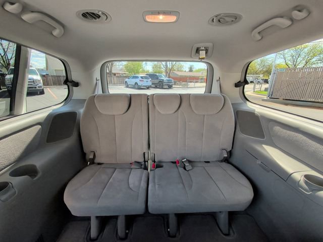 Used 2007 Hyundai Entourage GLS FWD image 16