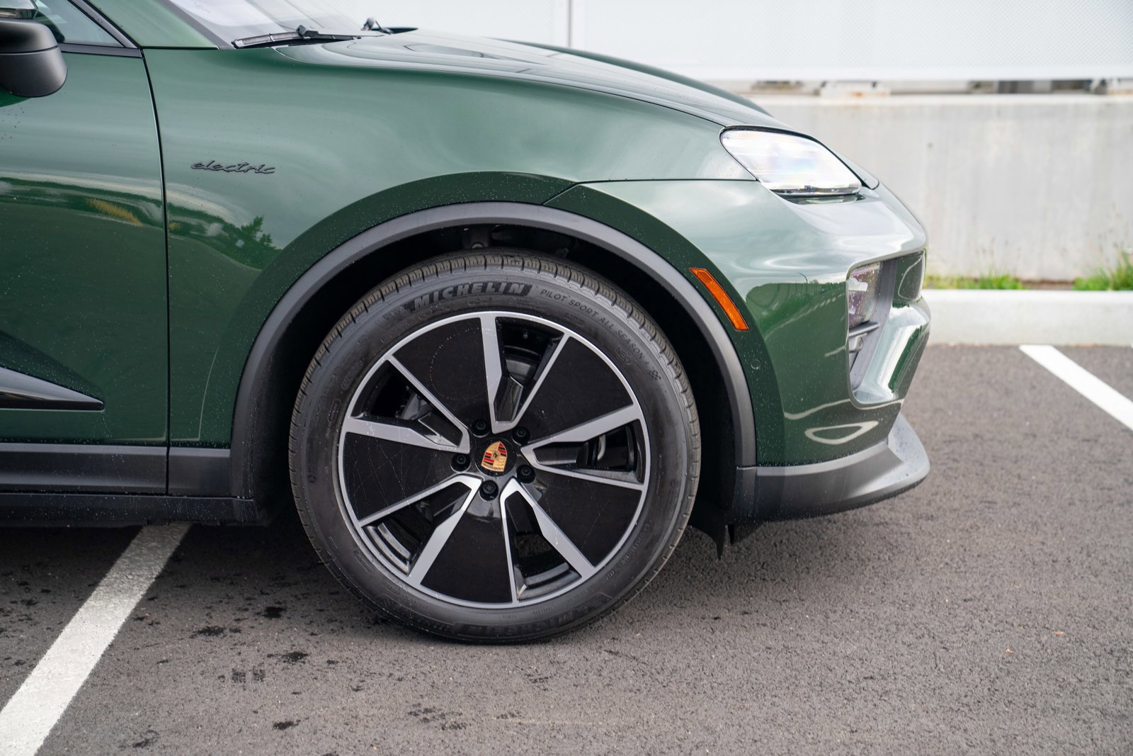 Certified 2025 Porsche Macan 4 Electric image 9