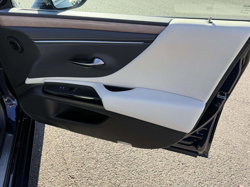 Used 2025 Lexus ES 300h w/ Premium Package image 15