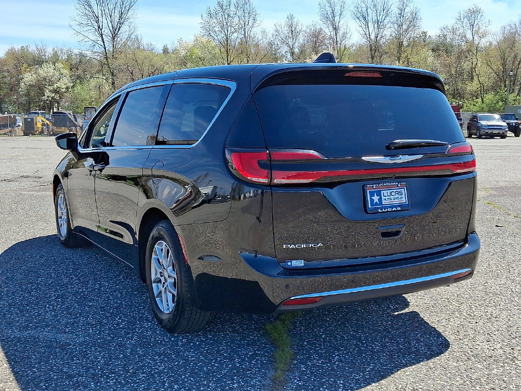Used 2024 Chrysler Pacifica Touring-L FWD image 9