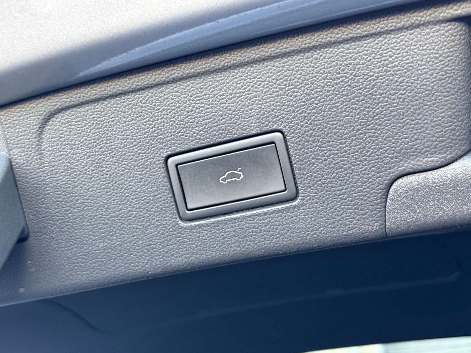 Used 2025 Volkswagen Atlas Cross Sport SE FWD image 23