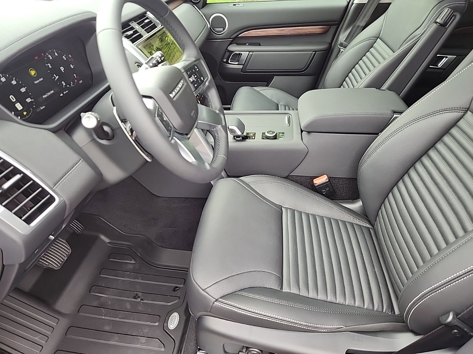 Certified 2024 Land Rover Discovery S image 23