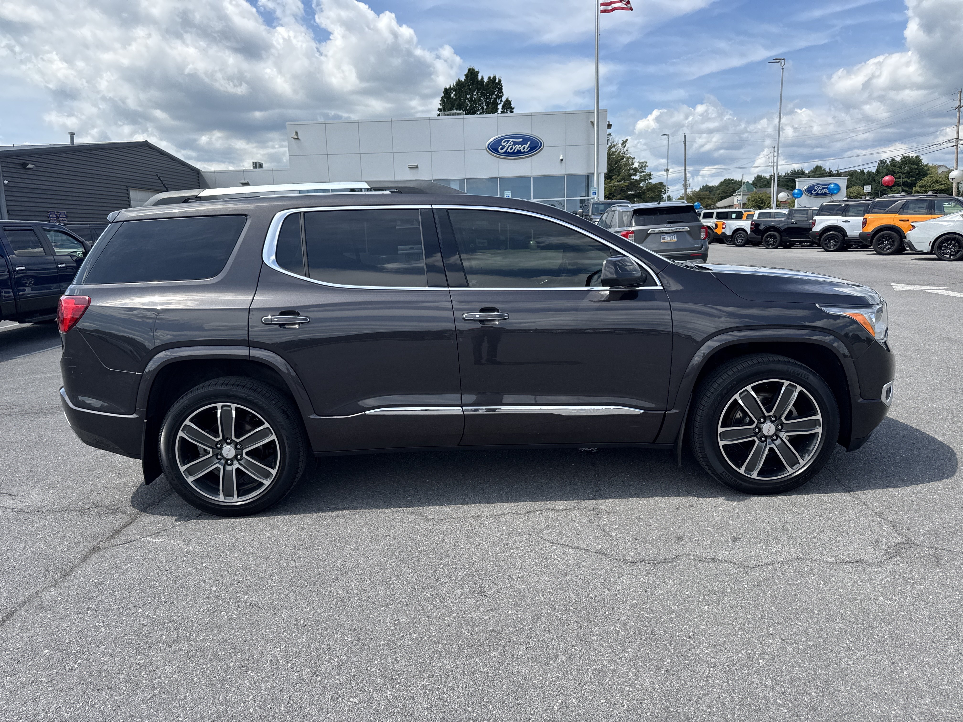 Used 2018 GMC Acadia Denali w/ Technology Package AWD/4WD image 2