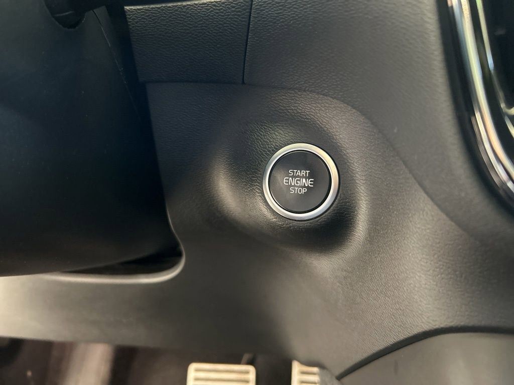 Used 2022 Volvo XC40 T5 R-Design w/ Advanced Package image 45