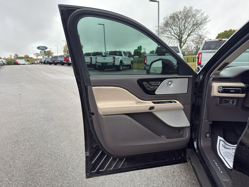 Used 2022 Lincoln Aviator Reserve w/ Equipment Group 201A AWD/4WD image 18