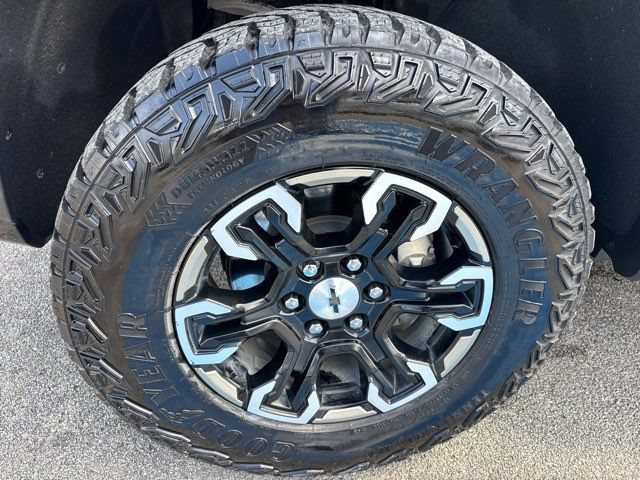 Used 2025 Chevrolet Silverado 1500 ZR2 w/ Technology Package AWD/4WD image 8