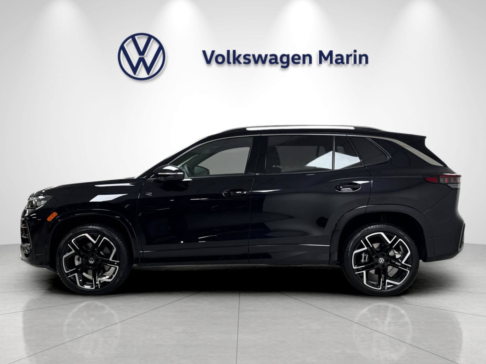 New 2026 Volkswagen Tiguan SEL R-Line AWD/4WD image 2