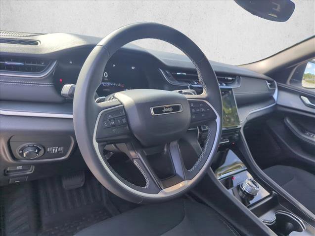 Used 2024 Jeep Grand Cherokee Laredo AWD/4WD image 22