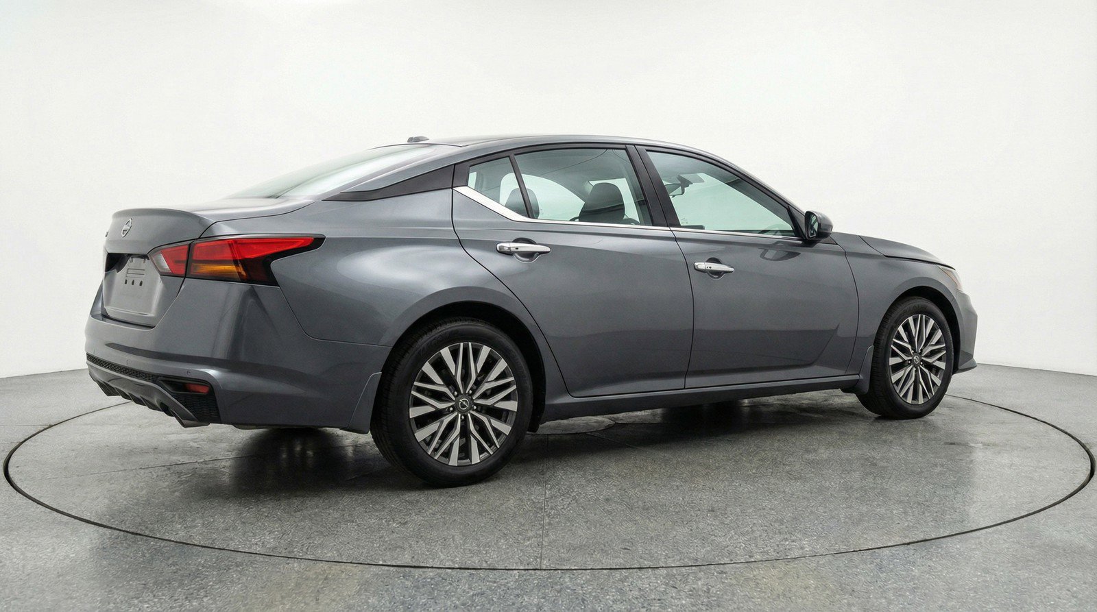 Used 2025 Nissan Altima 2.5 SV FWD image 9