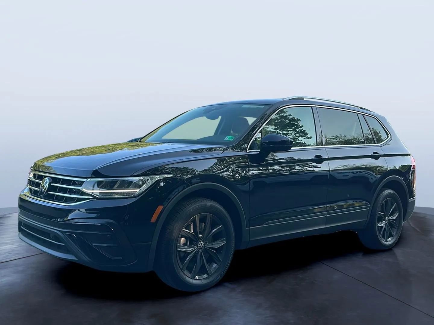 Used 2024 Volkswagen Tiguan SE image 1