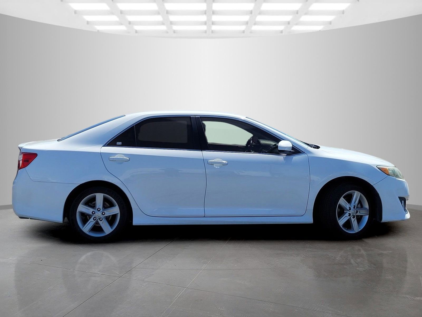 Used 2014 Toyota Camry SE w/ Fleet Convenience Package FWD image 3