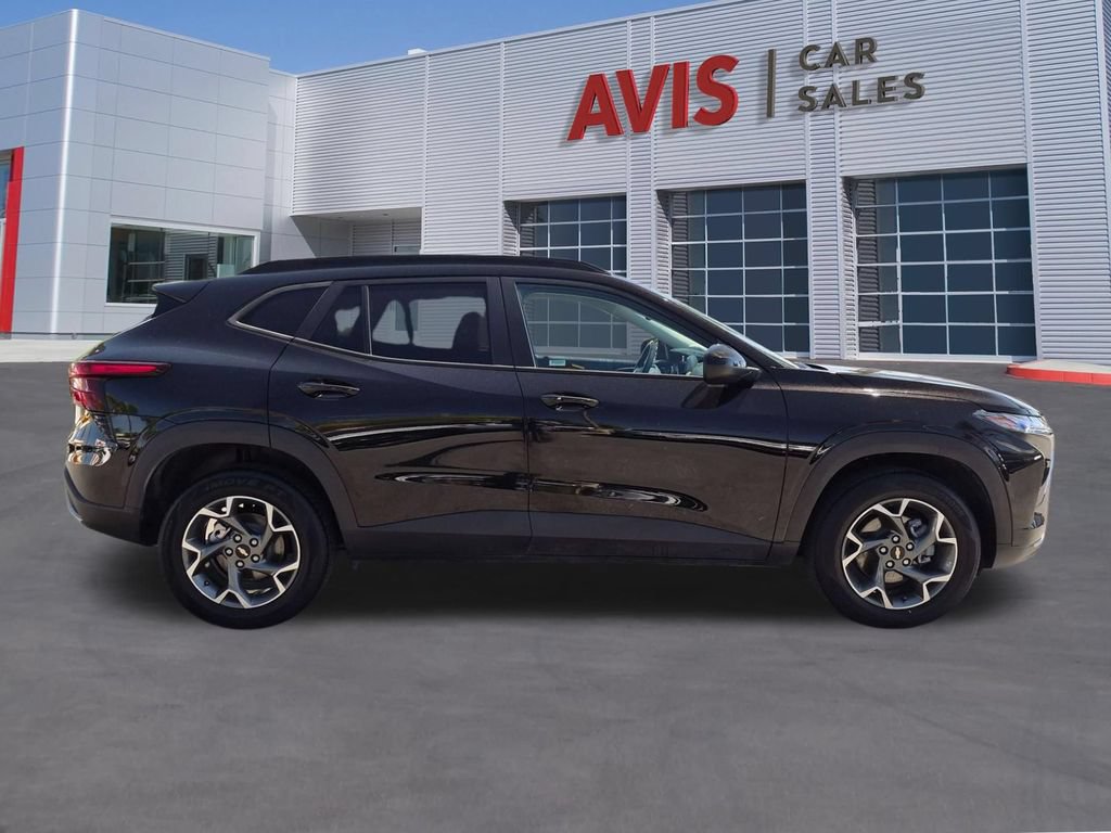 Used 2025 Chevrolet Trax LT w/ LT Convenience Package FWD image 5